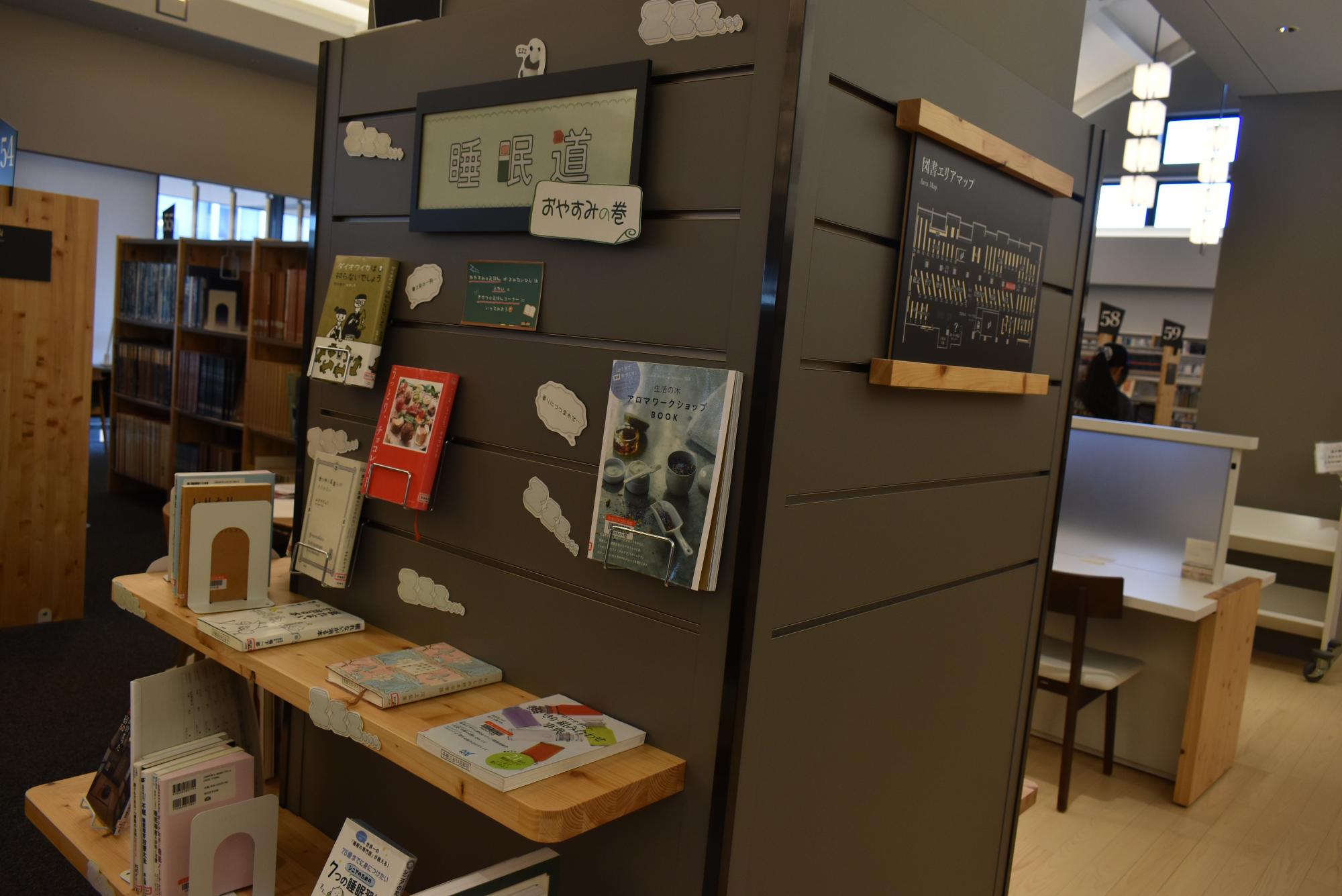 図書館の柱に展示がされている様子