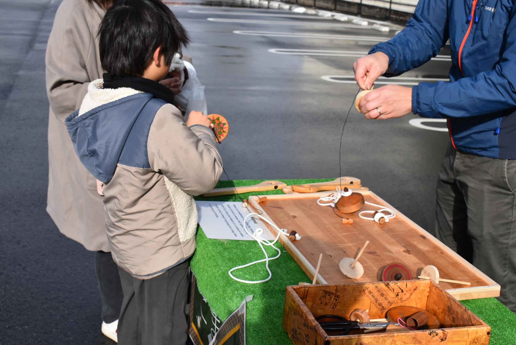 むかしながらの遊びを体験している様子