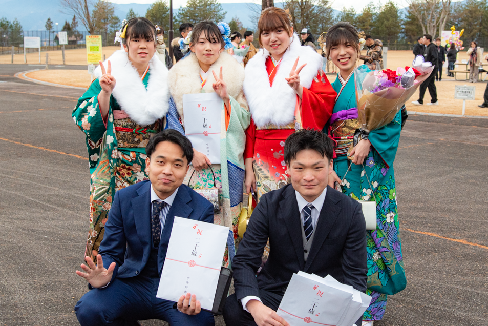 屋外で記念撮影をする二十歳の皆さんの様子