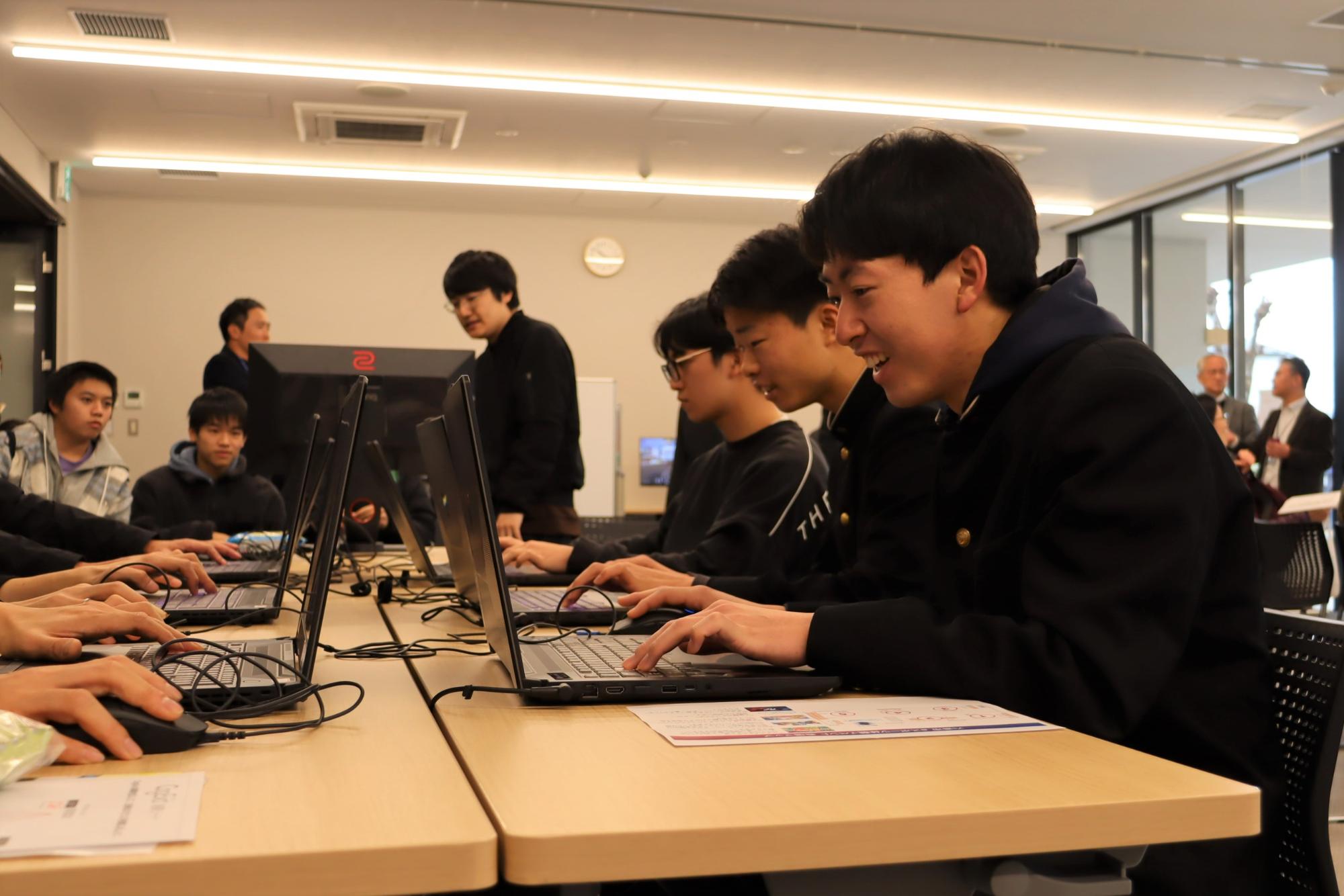 eスポーツを体験している様子