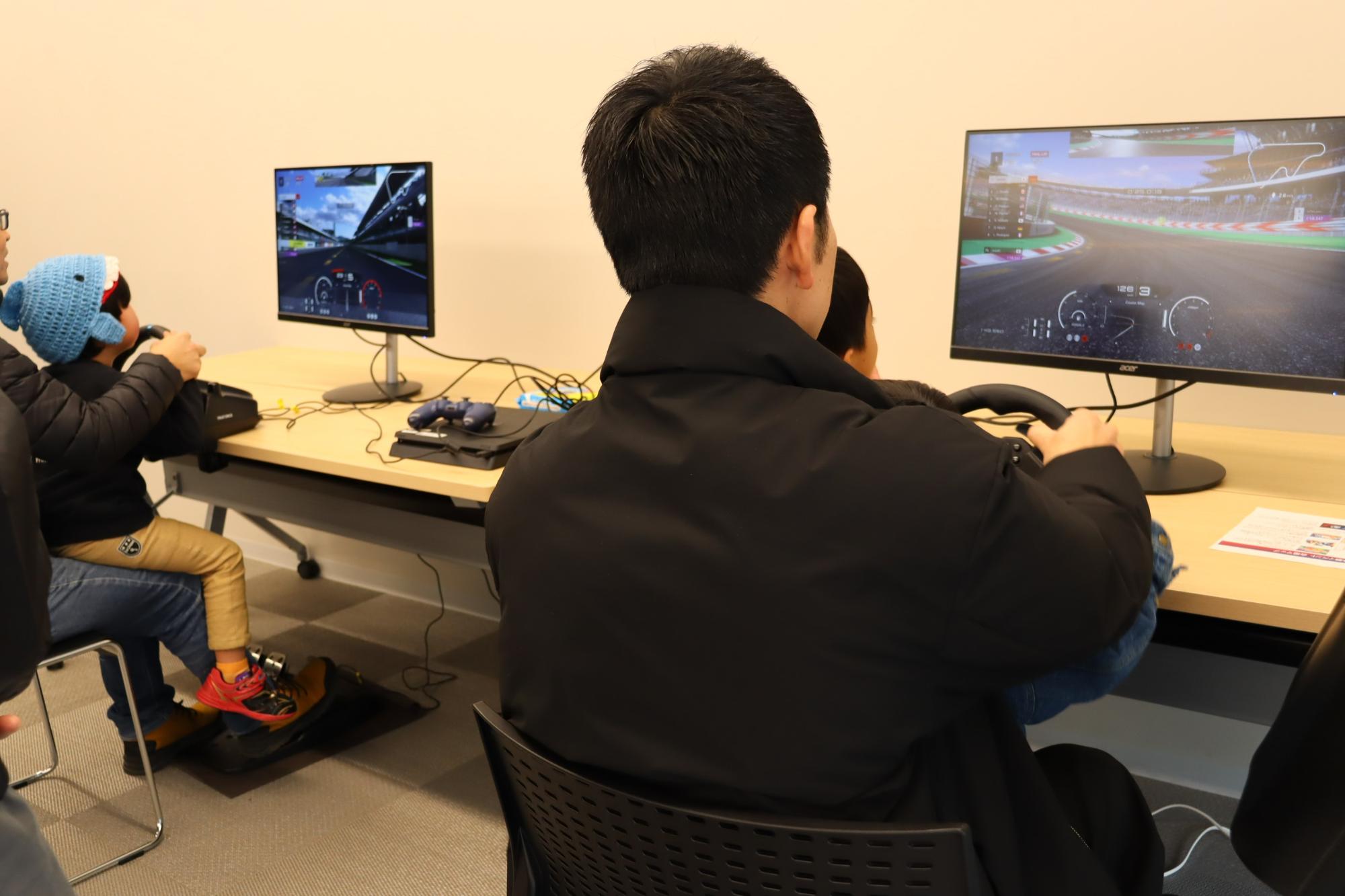 eスポーツを体験する親子の様子