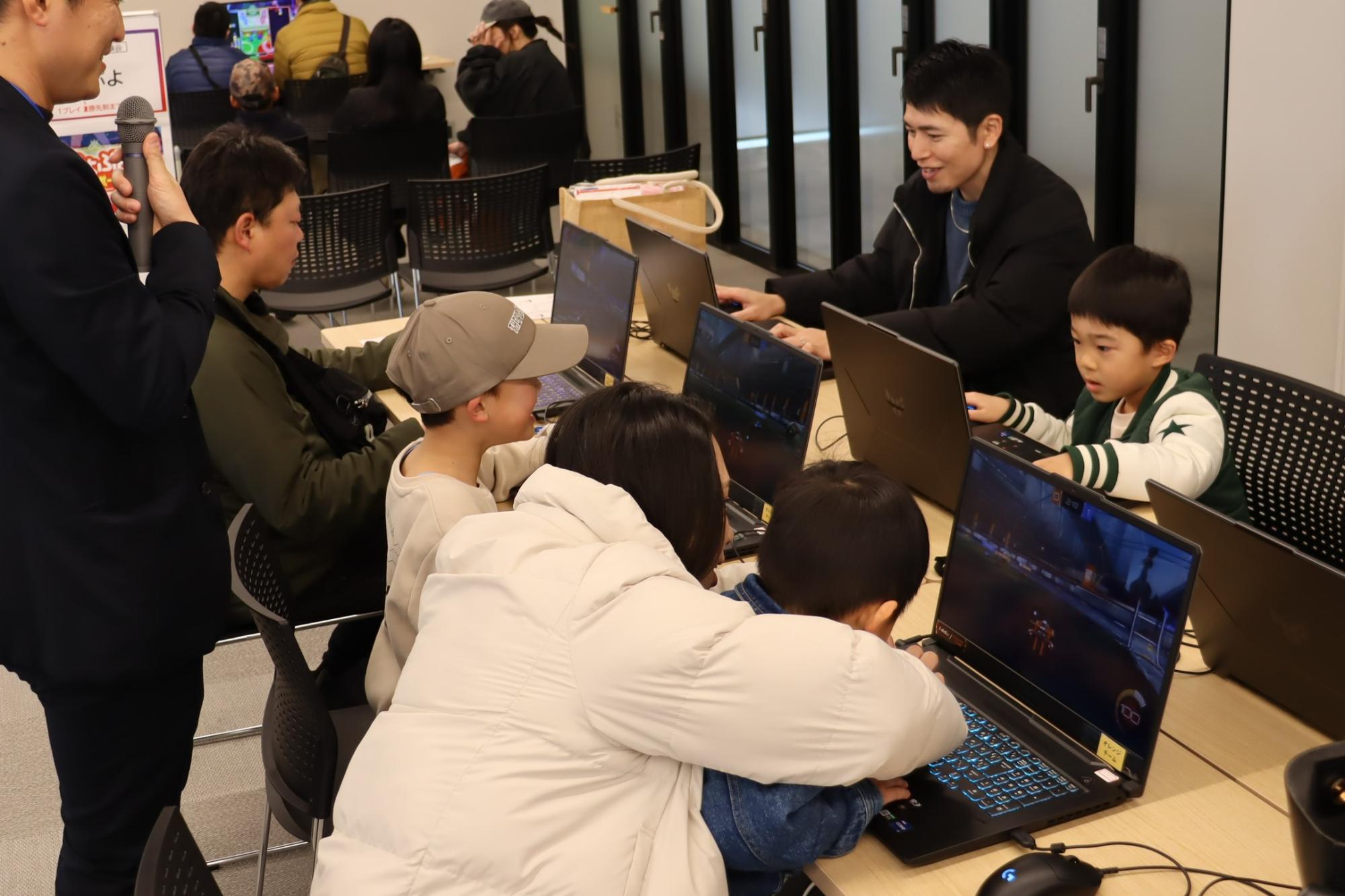 eスポーツを体験している様子