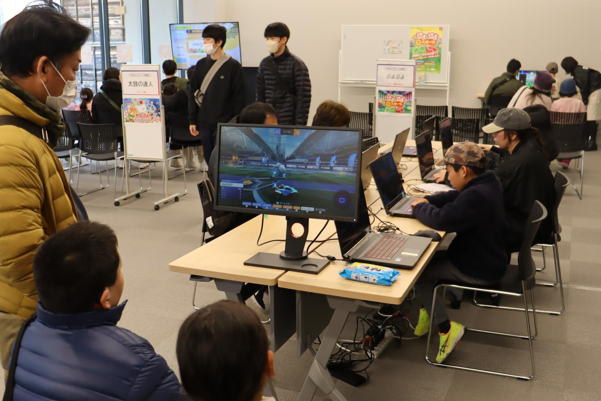 eスポーツを体験している様子