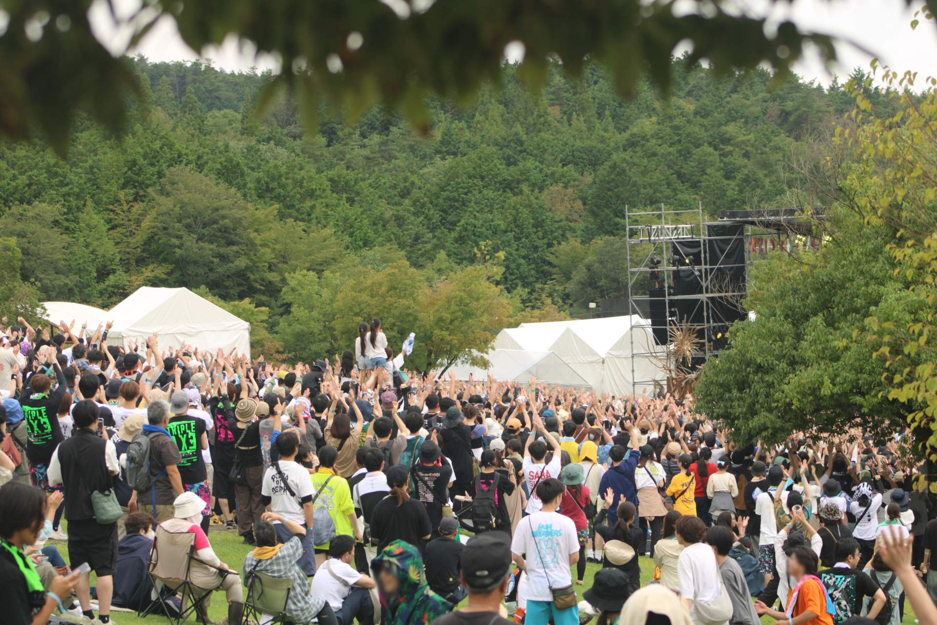 中津川 WILD WOOD 2025のライブを楽しむ来場者