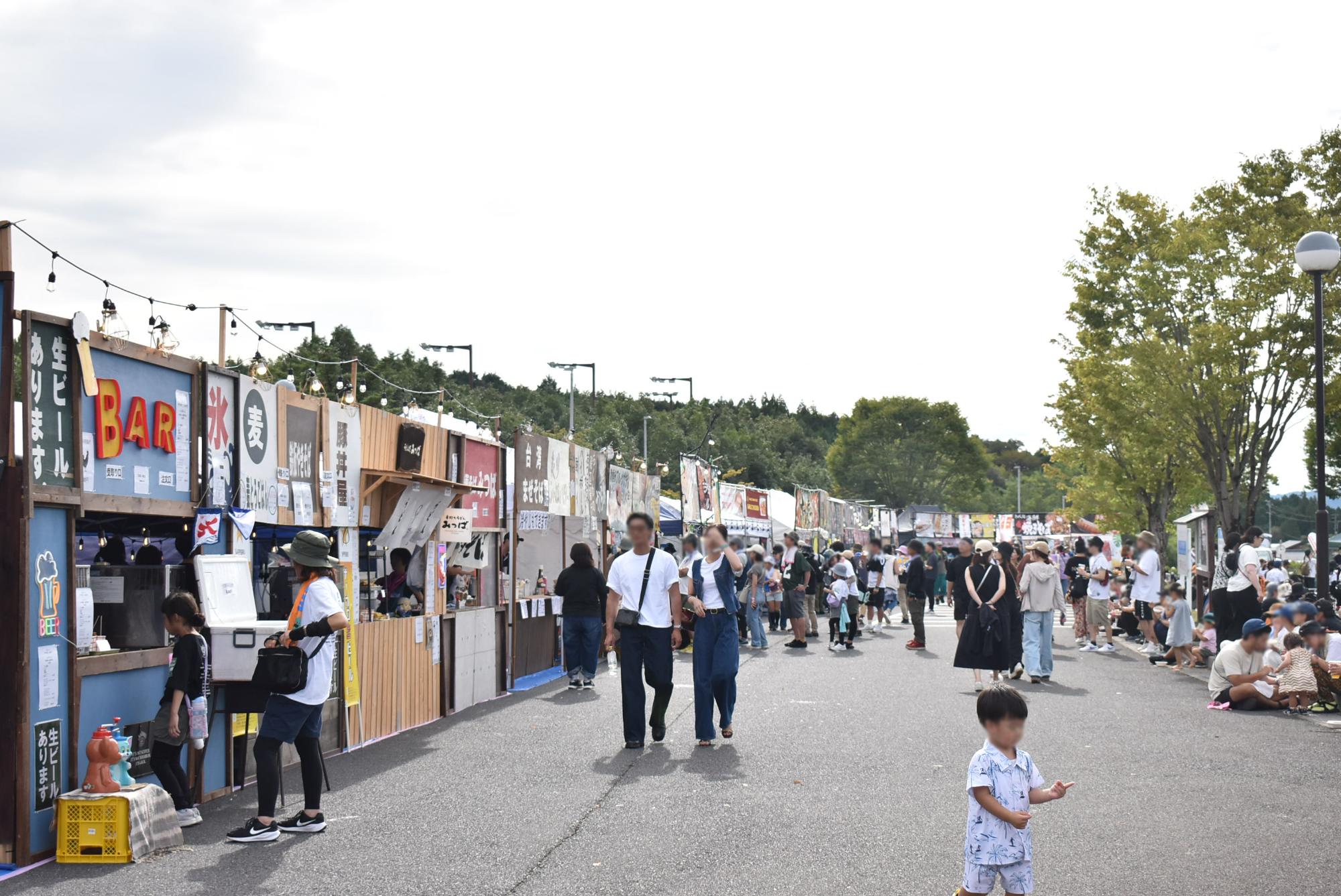 中津川 WILD WOOD 2025の飲食などの出店の様子