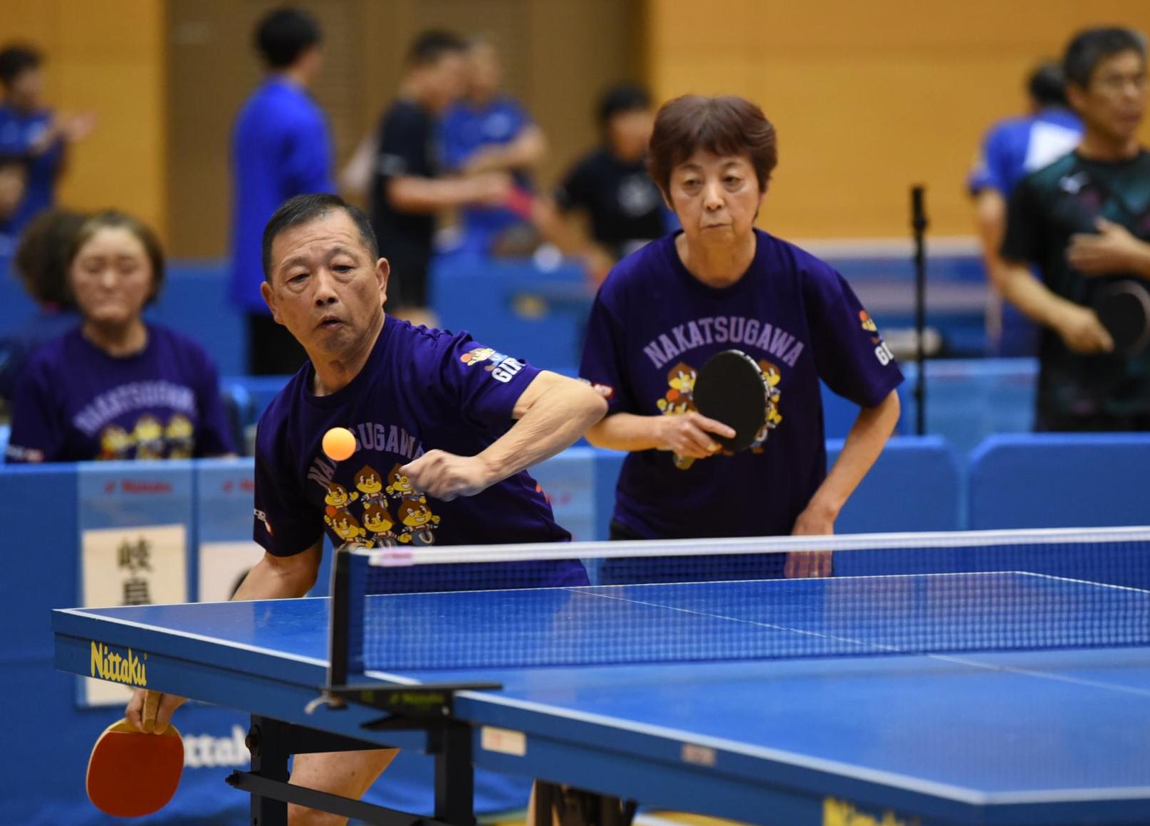 ねんりんピック岐阜2025中津川市大会卓球交流大会でプレーする中津川代表選手