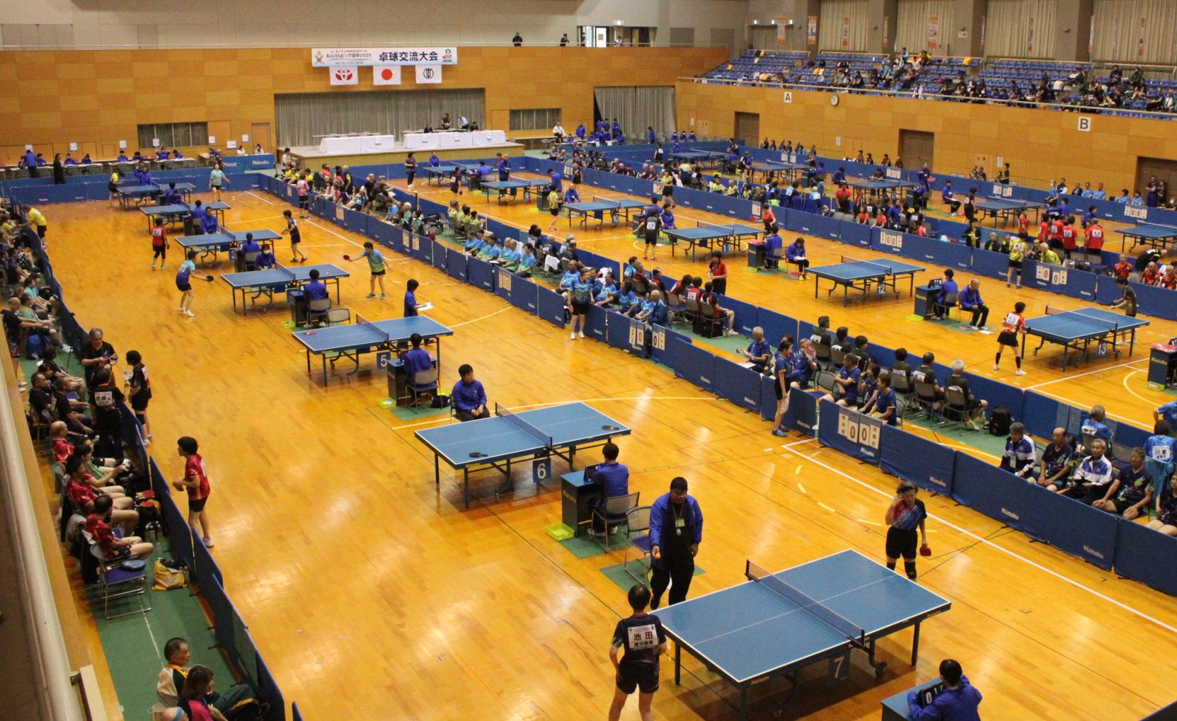 ねんりんピック岐阜2025中津川市大会卓球交流大会の会場の様子