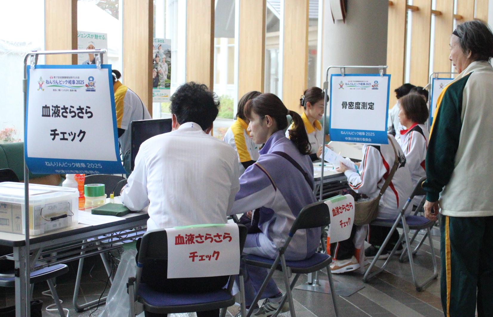 ねんりんピック岐阜2025中津川市大会卓球交流大会の健康づくり教室の様子