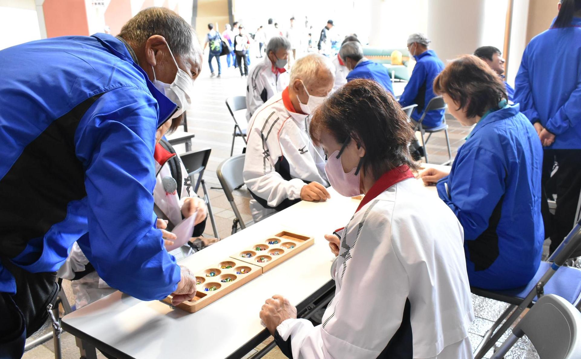 ねんりんピック岐阜2025中津川市大会卓球交流大会場でのマンカラ体験の様子