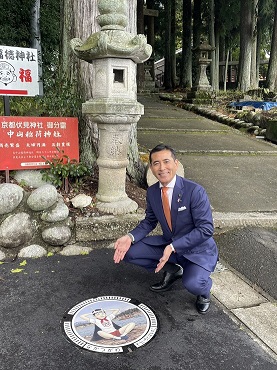 マンホールを紹介する市長