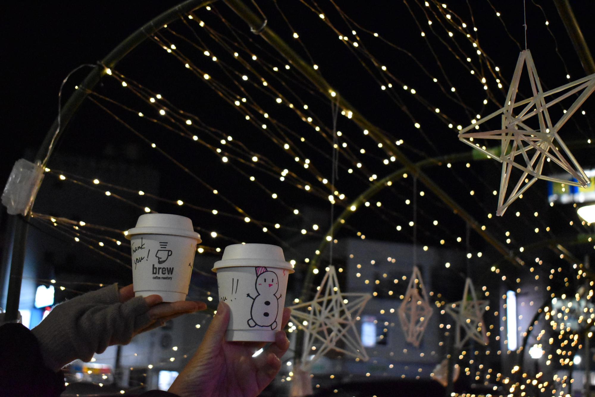 中津川駅前イルミネーションの光のトンネルと高校生がデザインしたコーヒーカップ