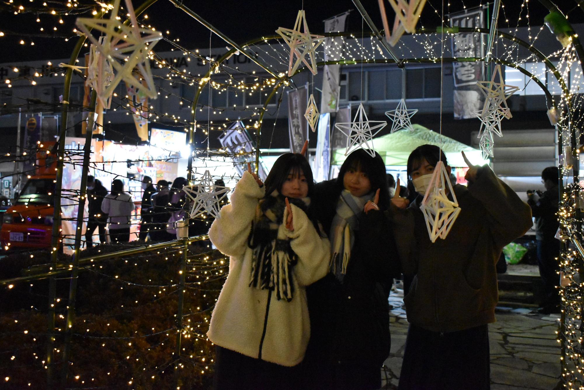 光のトンネルで写真撮影している高校生