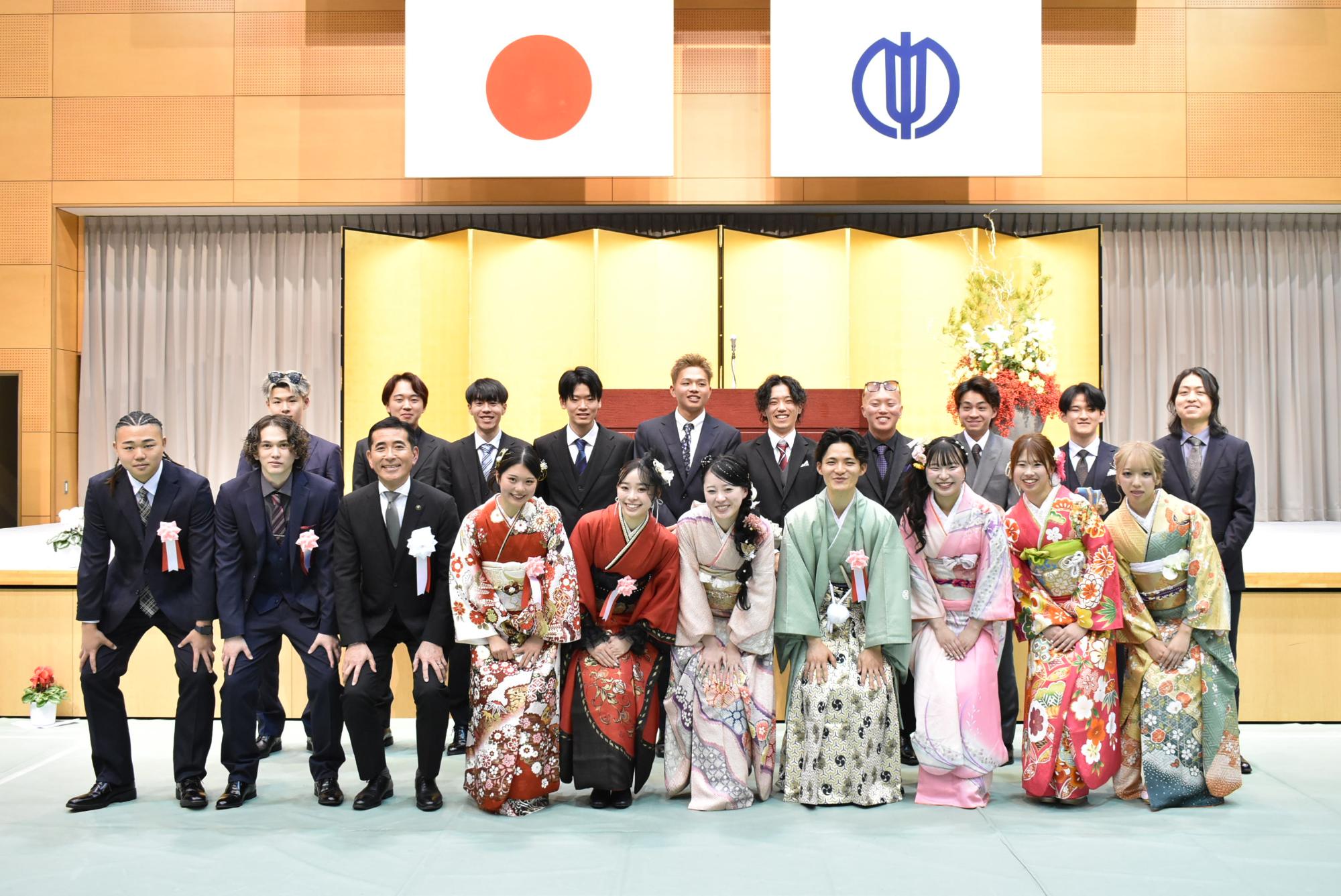 令和8年度二十歳の集い実行委員会と市長の集合写真
