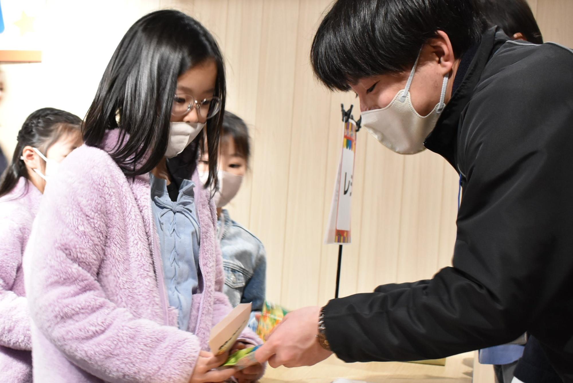 お仕事体験で稼いだまち通貨で買い物をする小学生たち