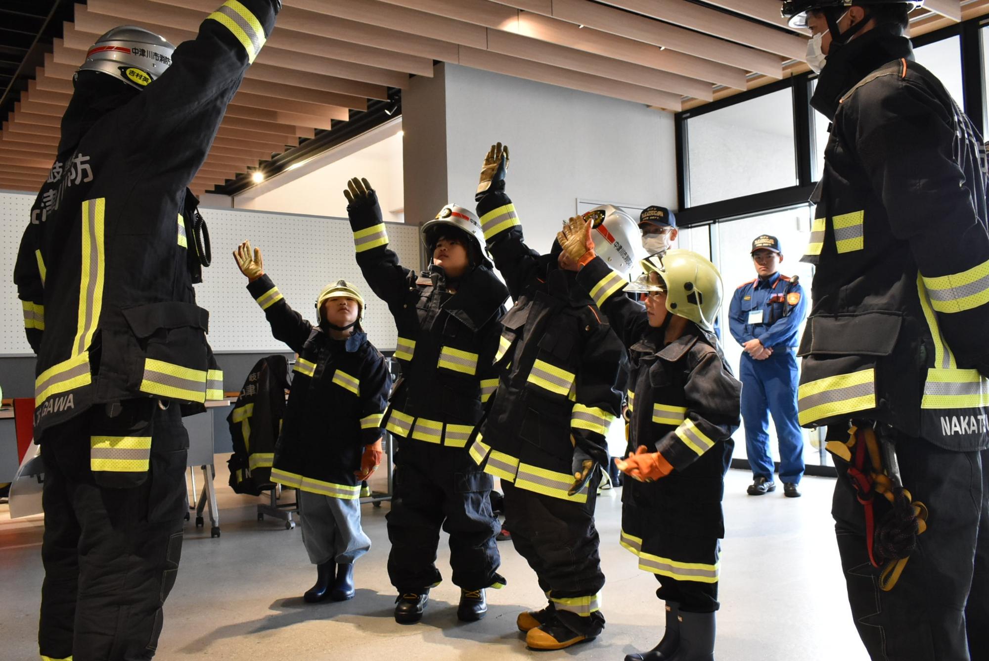 消防士のお仕事体験をしている小学生たち