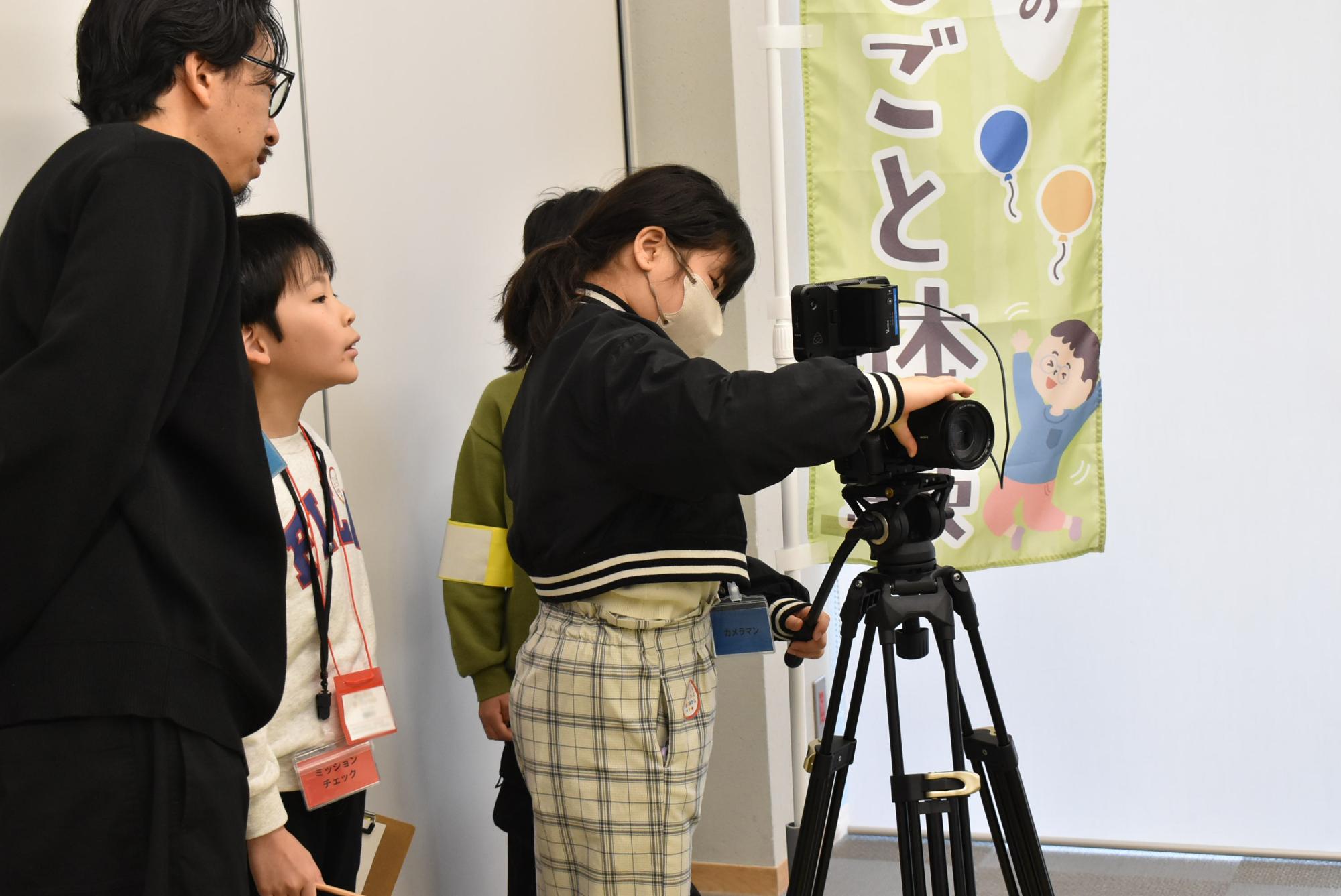 カメラマンのお仕事体験をしている小学生たち