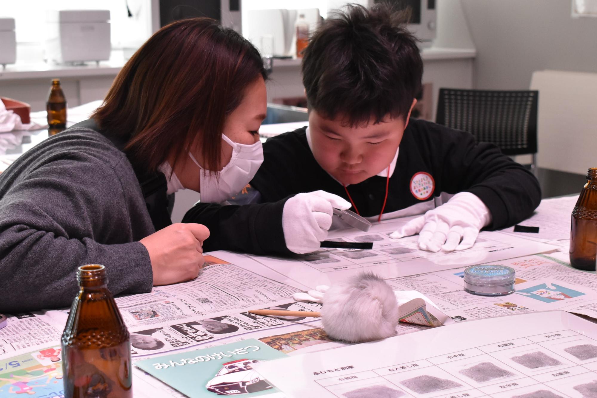 警察官のお仕事体験をしている小学生