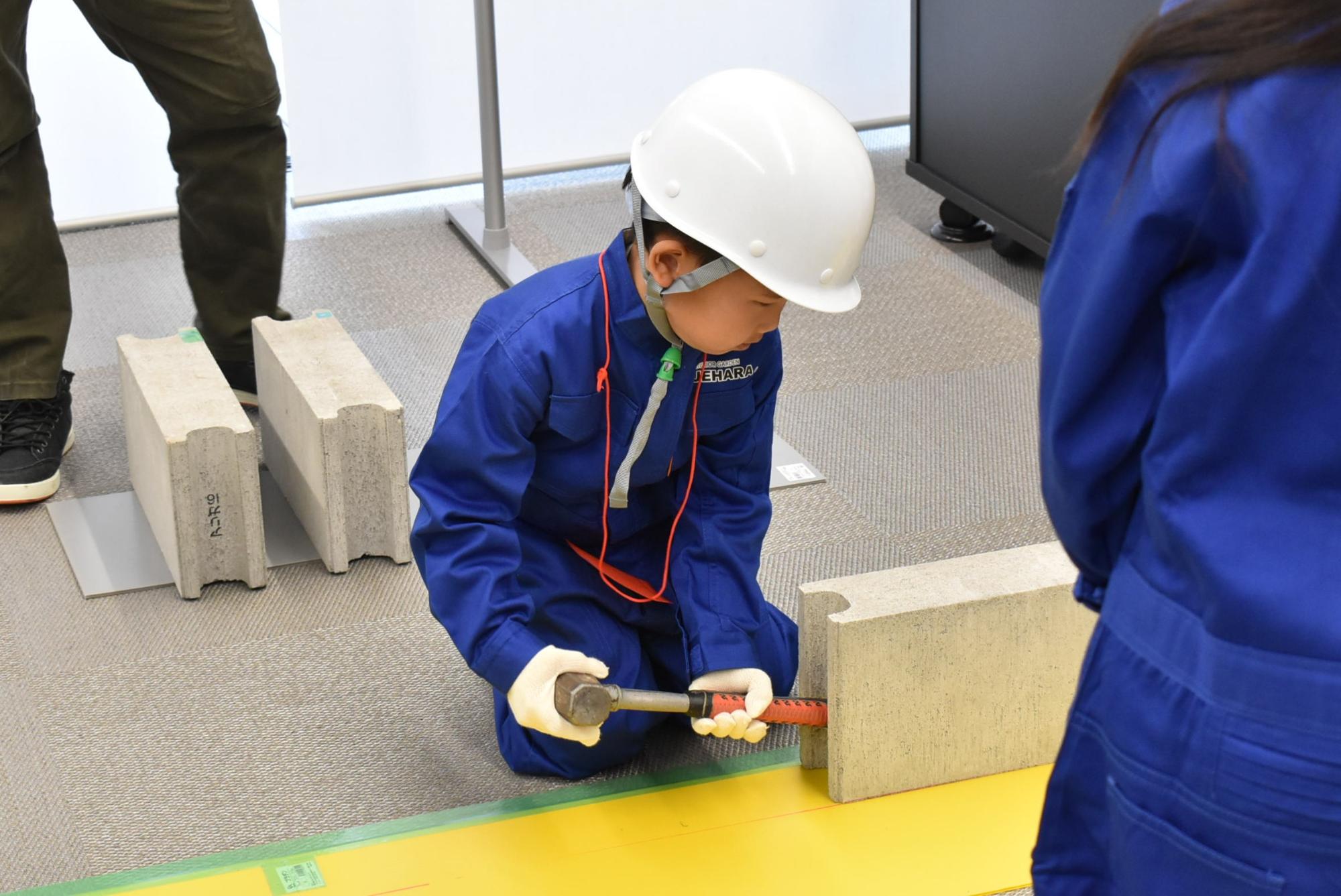 お庭屋さんのお仕事体験をしている小学生