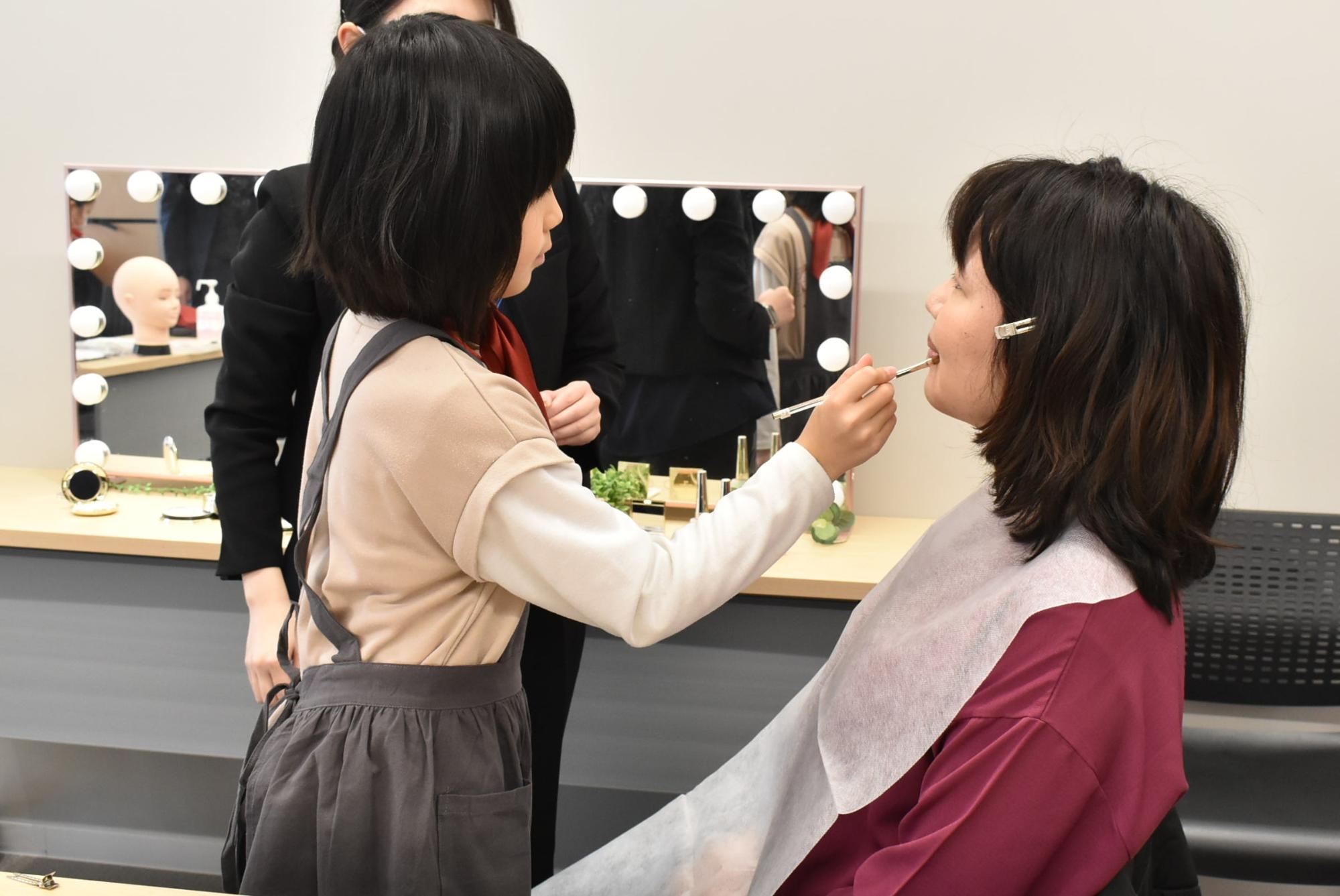 ビューティアドバイザーのお仕事体験をしている小学生