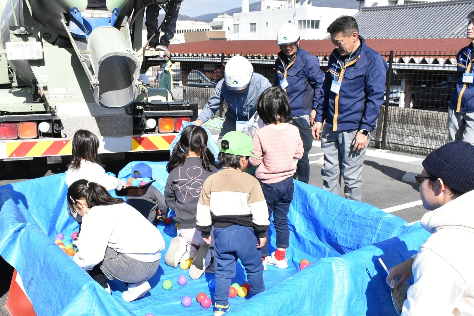 ボールプールで遊ぶ子どもたち