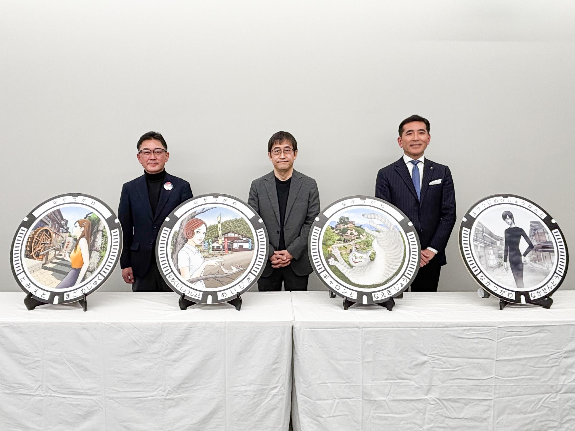 左から中津紙工株式会社の酒井社長、伊藤潤二氏、小栗市長