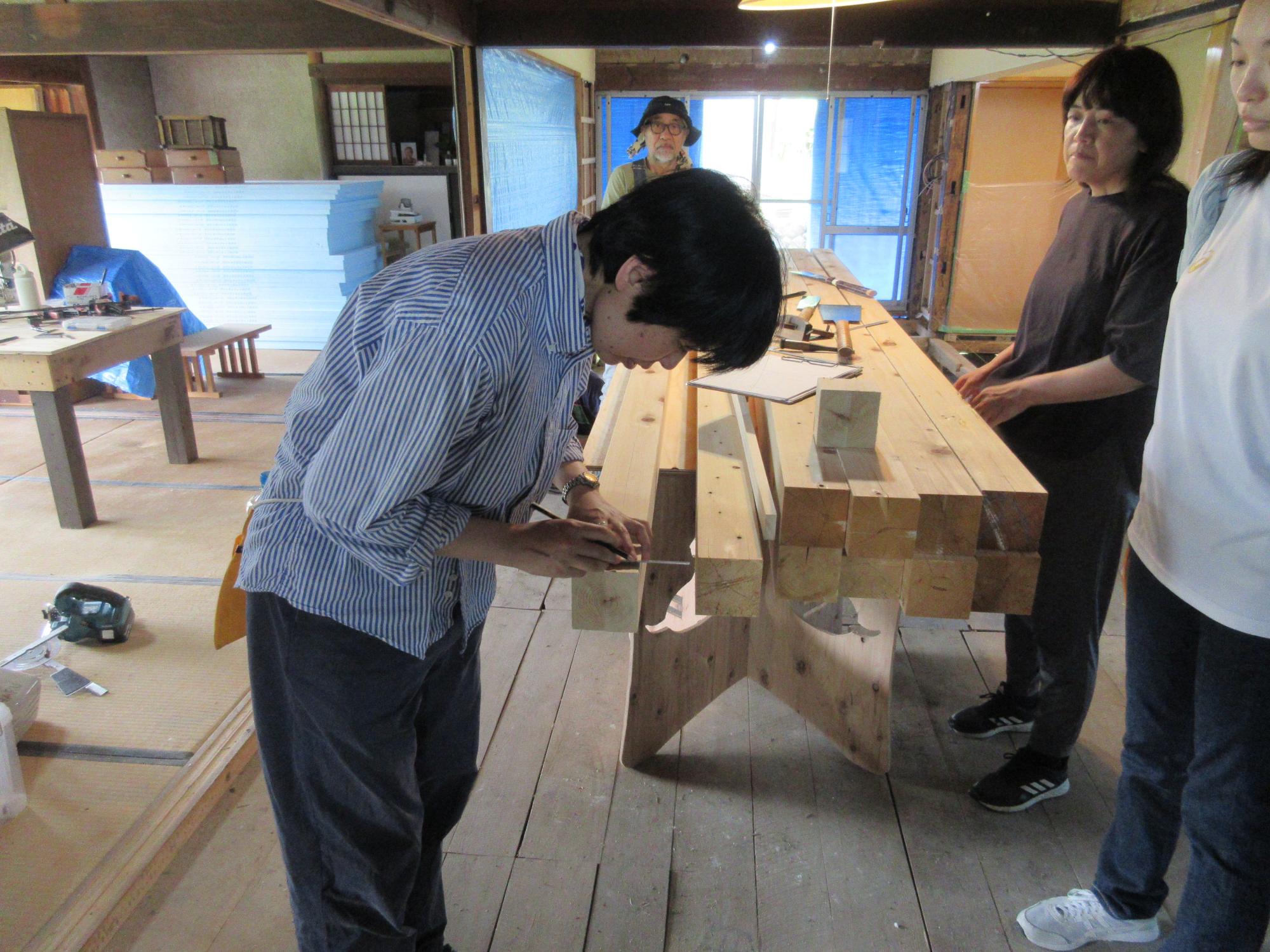 リノベーション作業を進める参加者たち