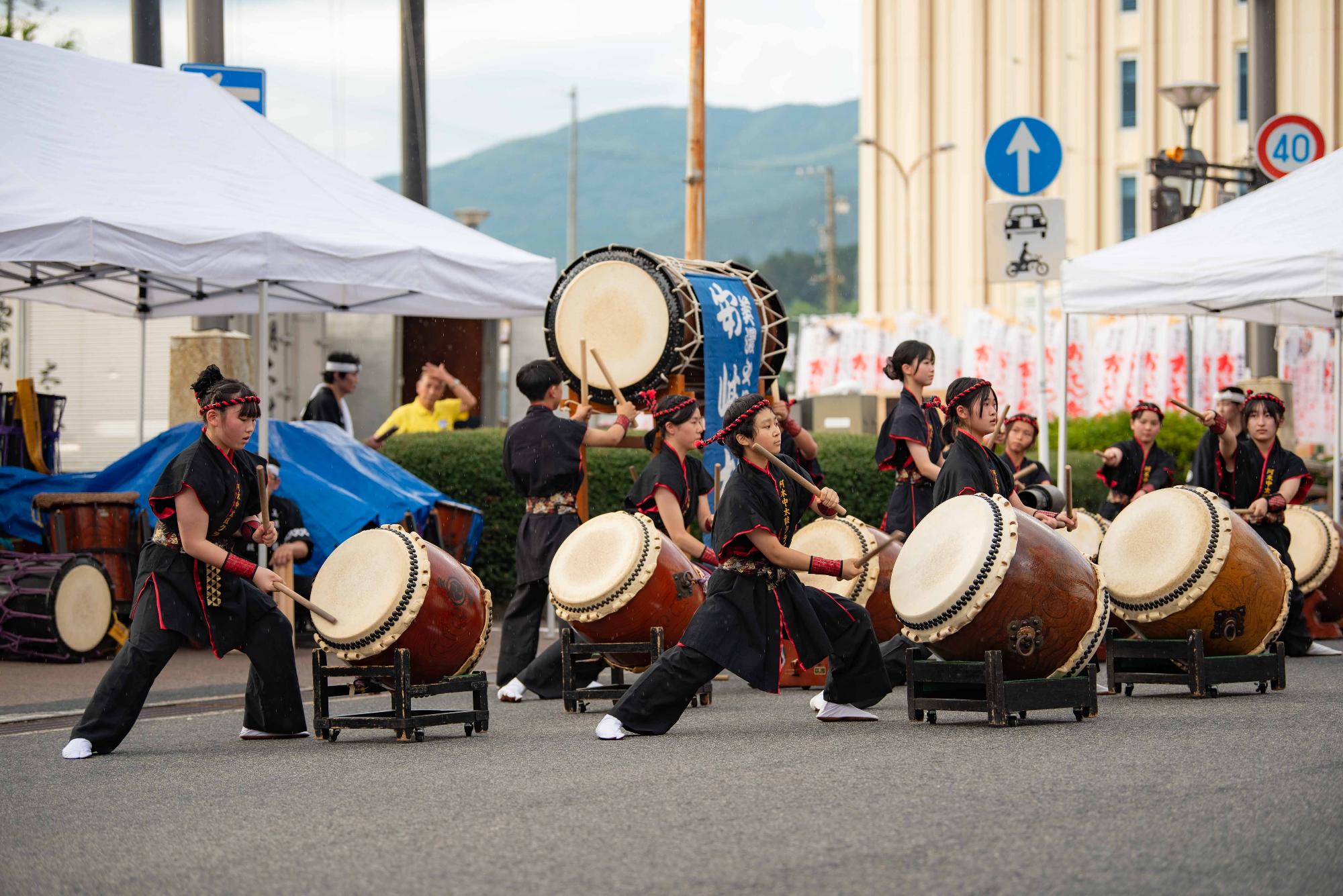 力強い太鼓の演奏