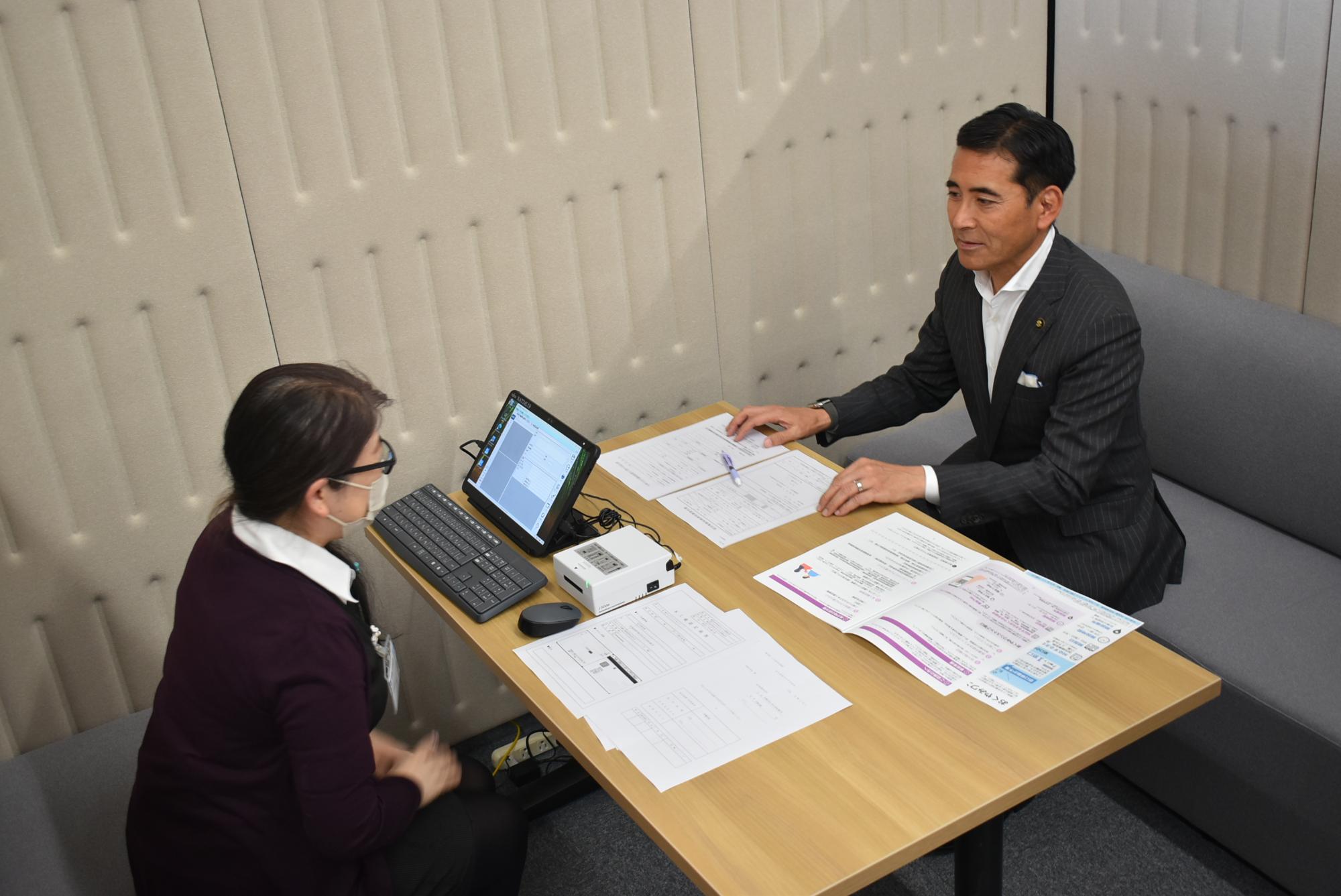 おくやみワンストップ窓口で説明をうける市長