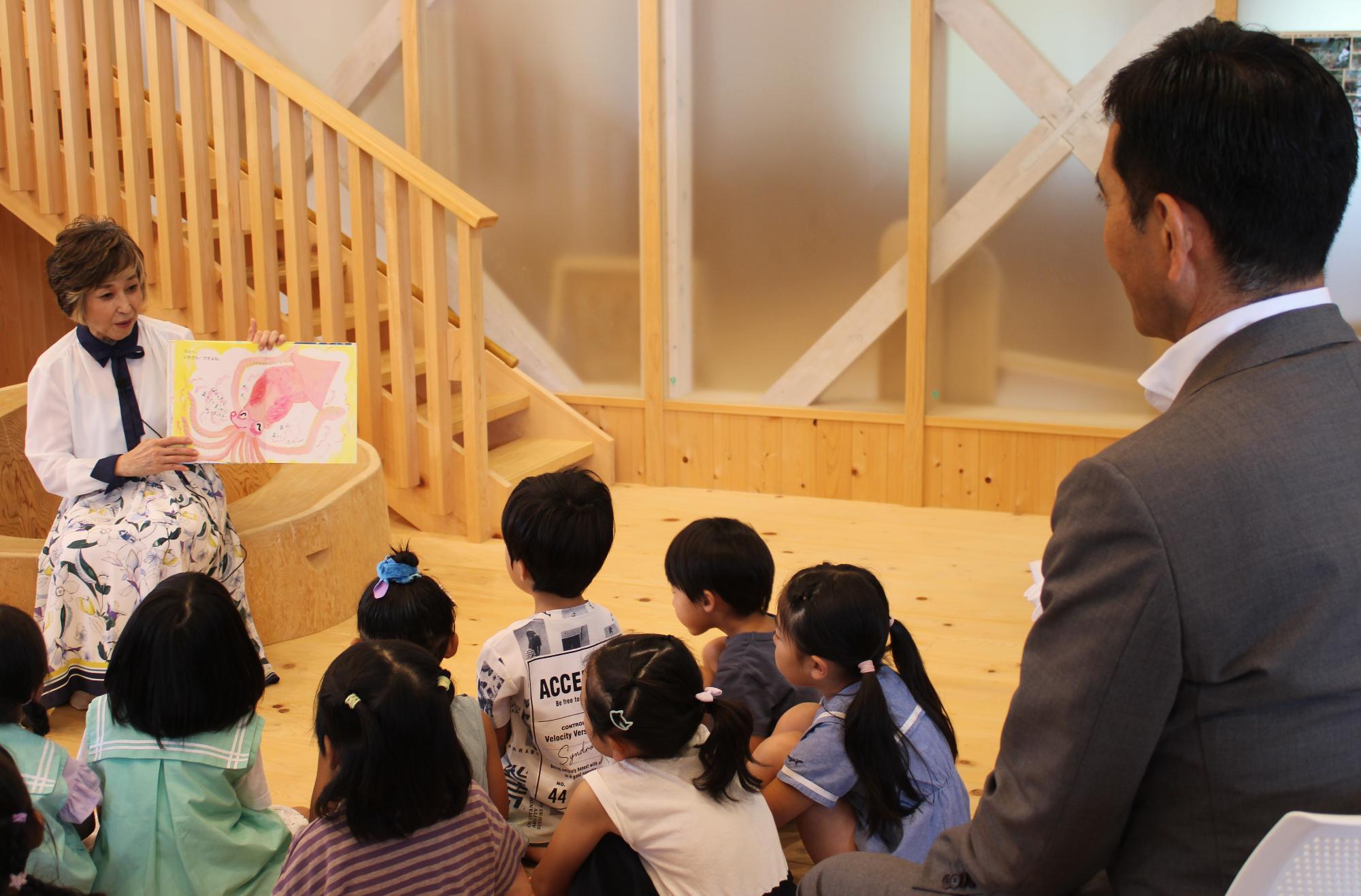 ぎふ木遊館名誉館長 竹下景子さんによる絵本の読み聞かせ