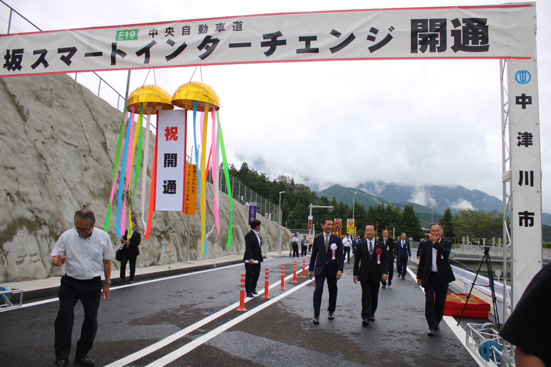 開通区間の一部を歩く市長
