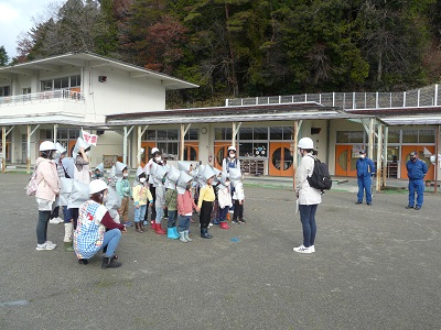 園の避難訓練で庭で集まっているようす