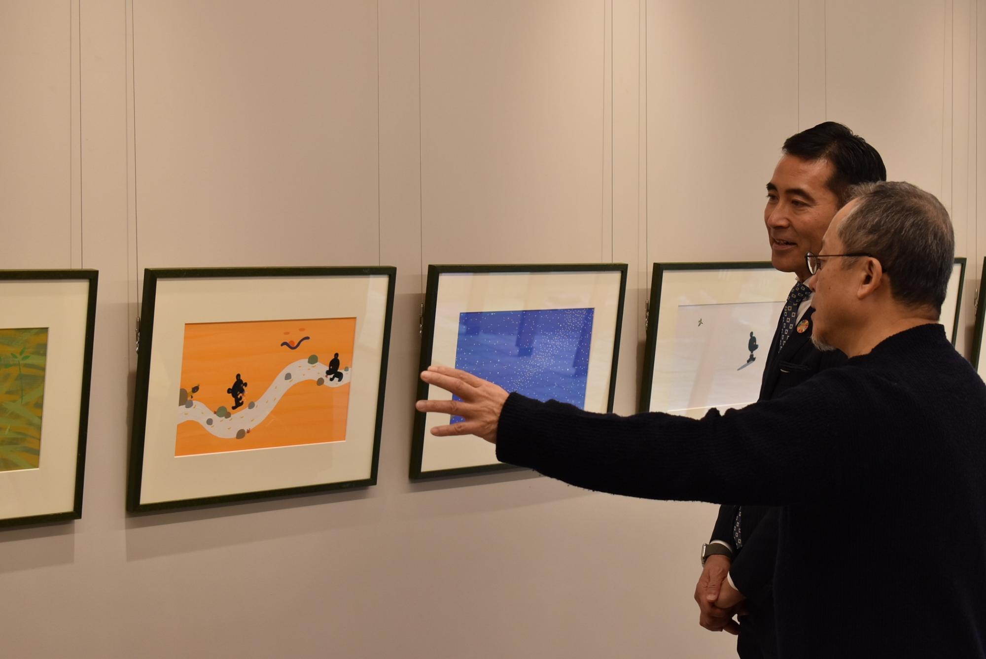 作品を鑑賞する村上さんと小栗市長