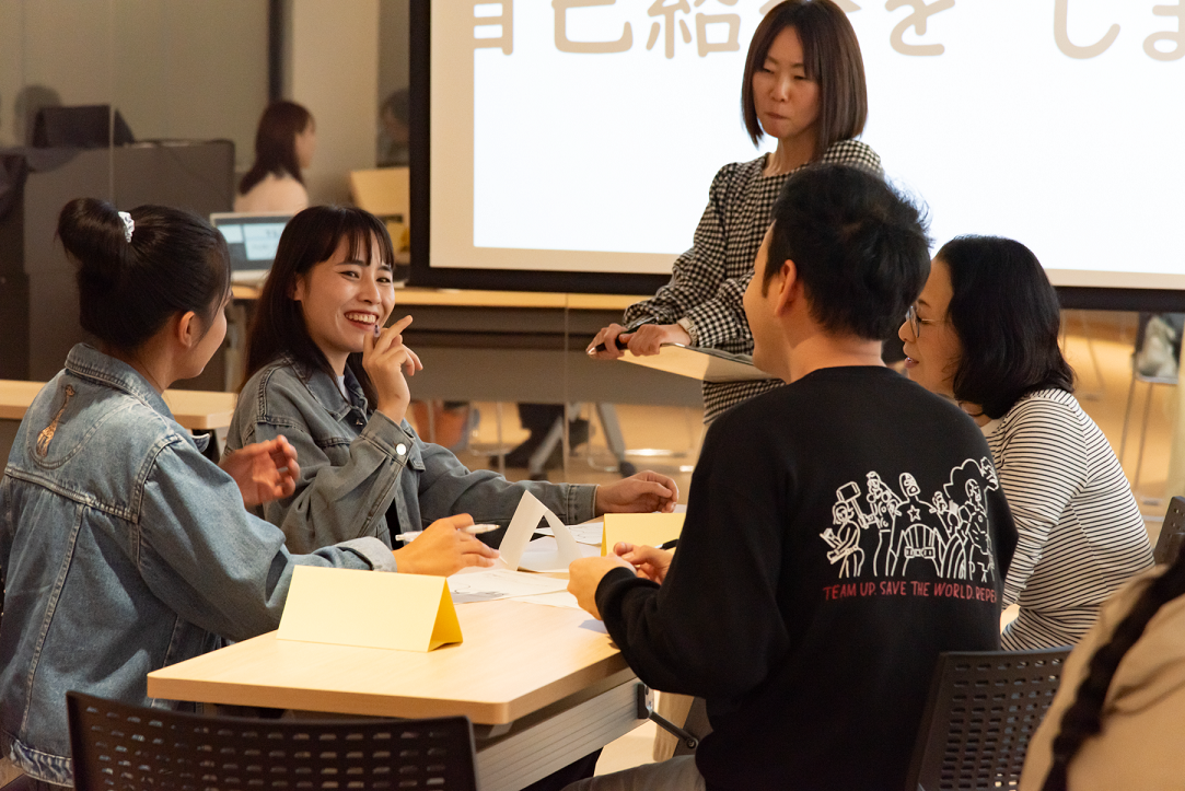なかつがわ日本語ひろばで交流する参加者たち