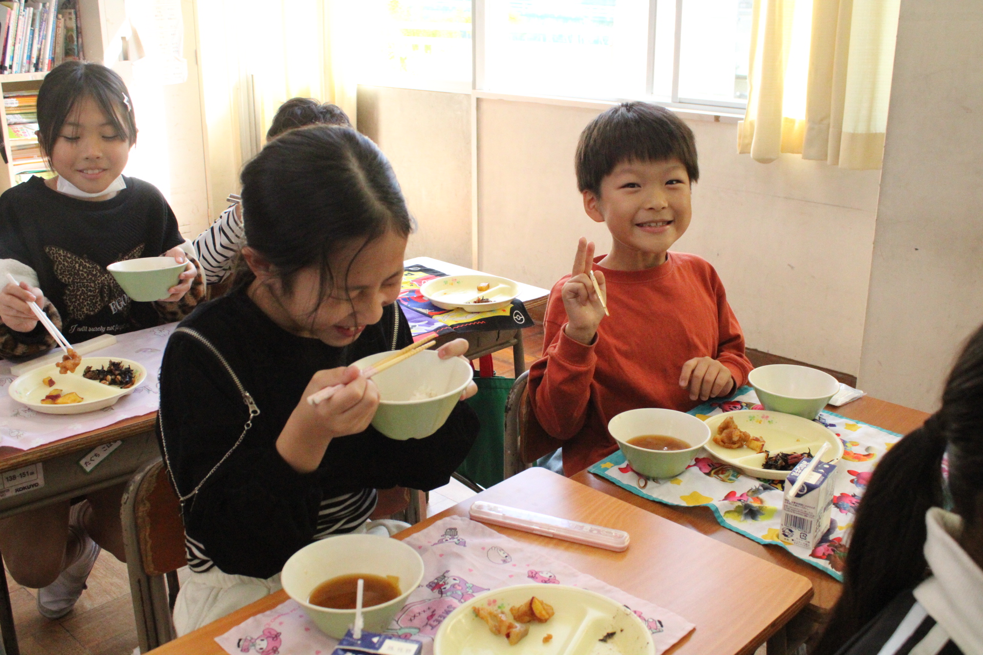 学校給食を食べる児童たち