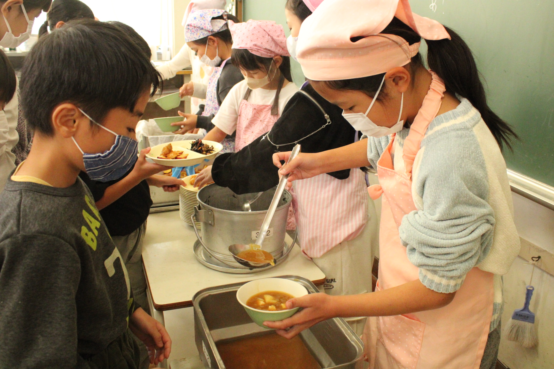 学校給食を配膳する児童
