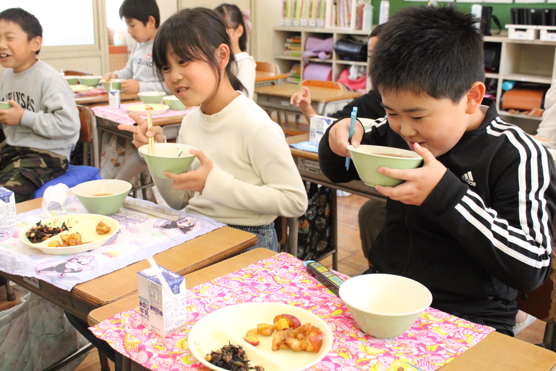 学校給食を食べる児童たち