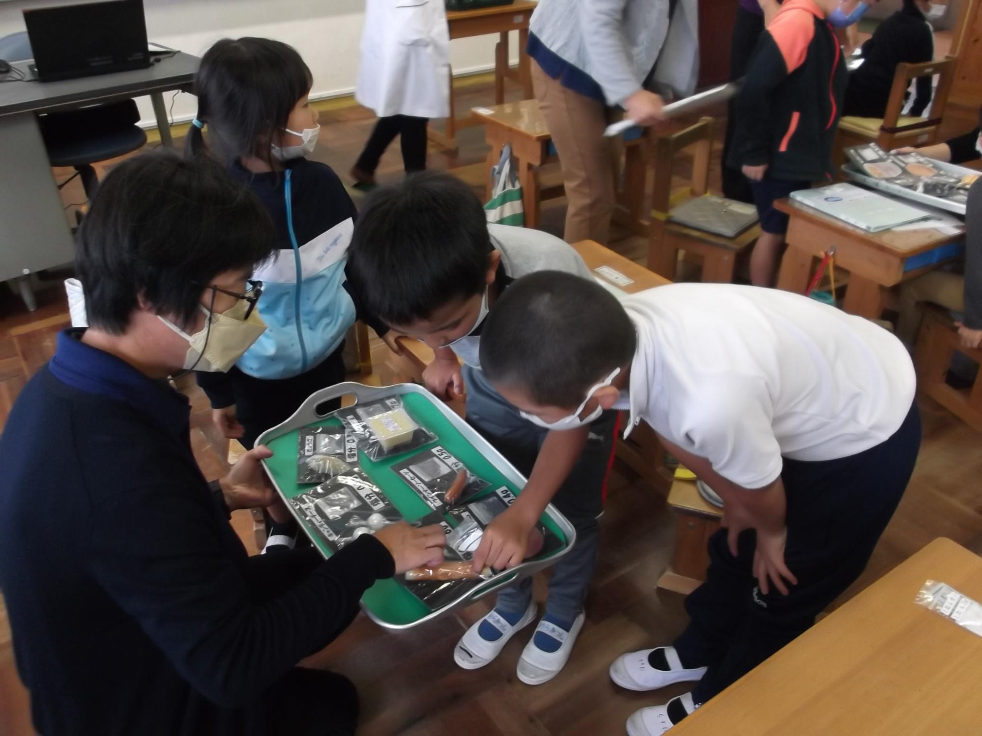減塩学習で塩分量について学ぶ子どもたち