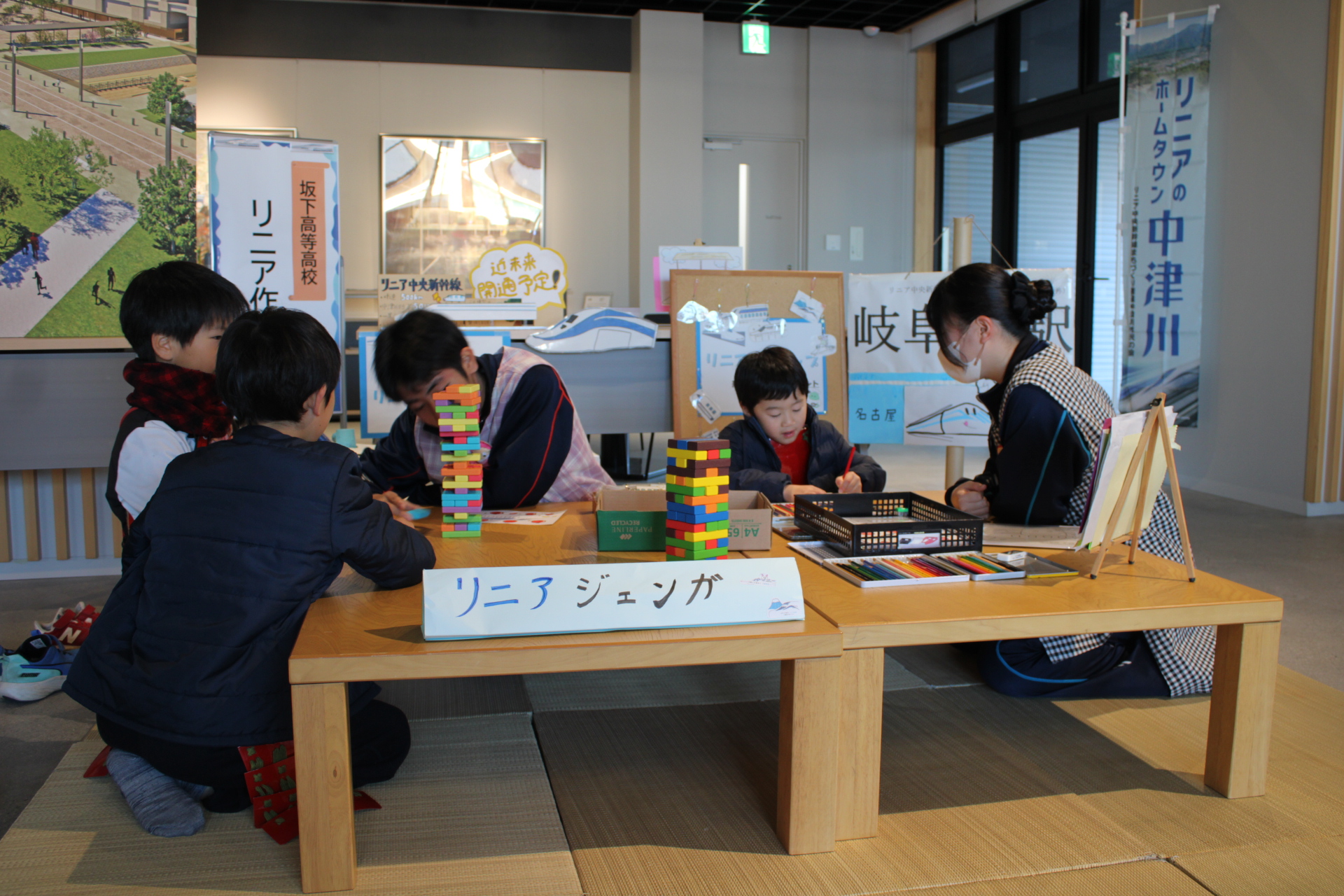 リニアの豆知識とイラストが描かれたジェンガで遊びました