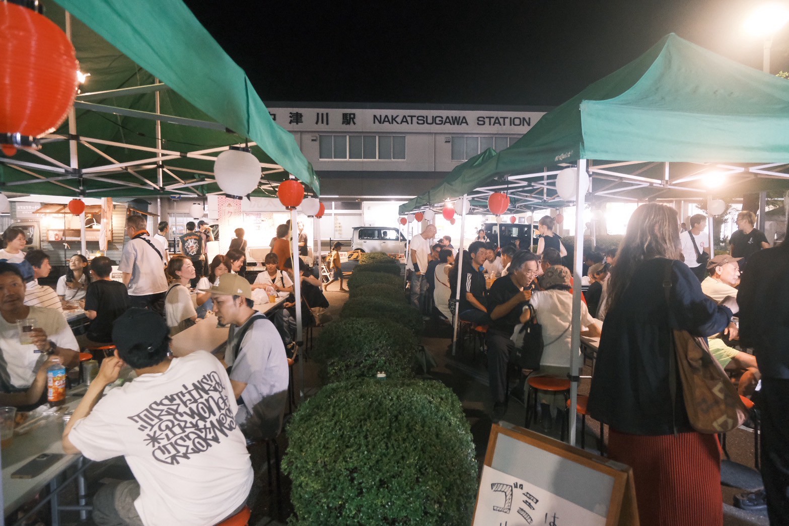 駅前ビアガーデンの様子