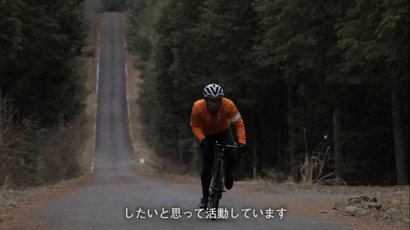 林の中の中津川の道を自転車で走っています