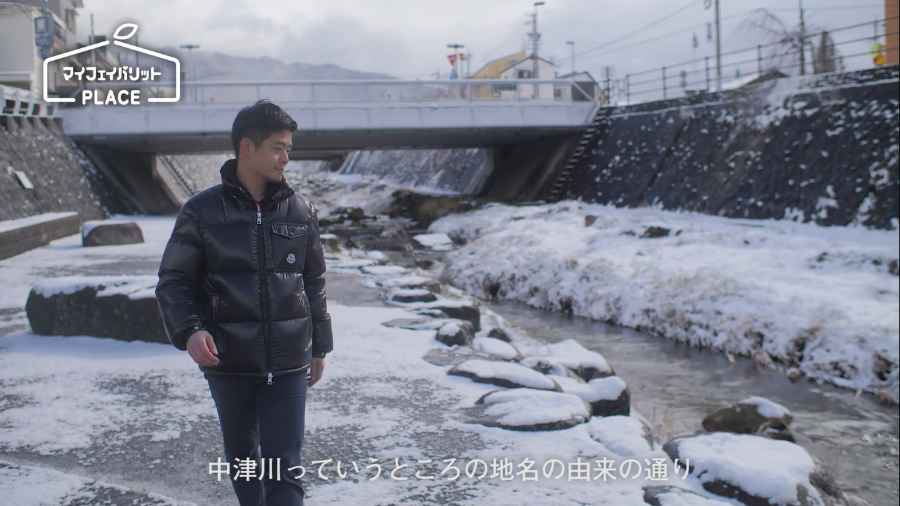 雪の積もった四ツ目川の河川敷を歩いています