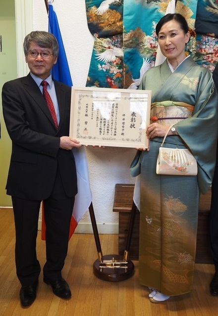 日本領事と坪井さんの表彰状授与写真
