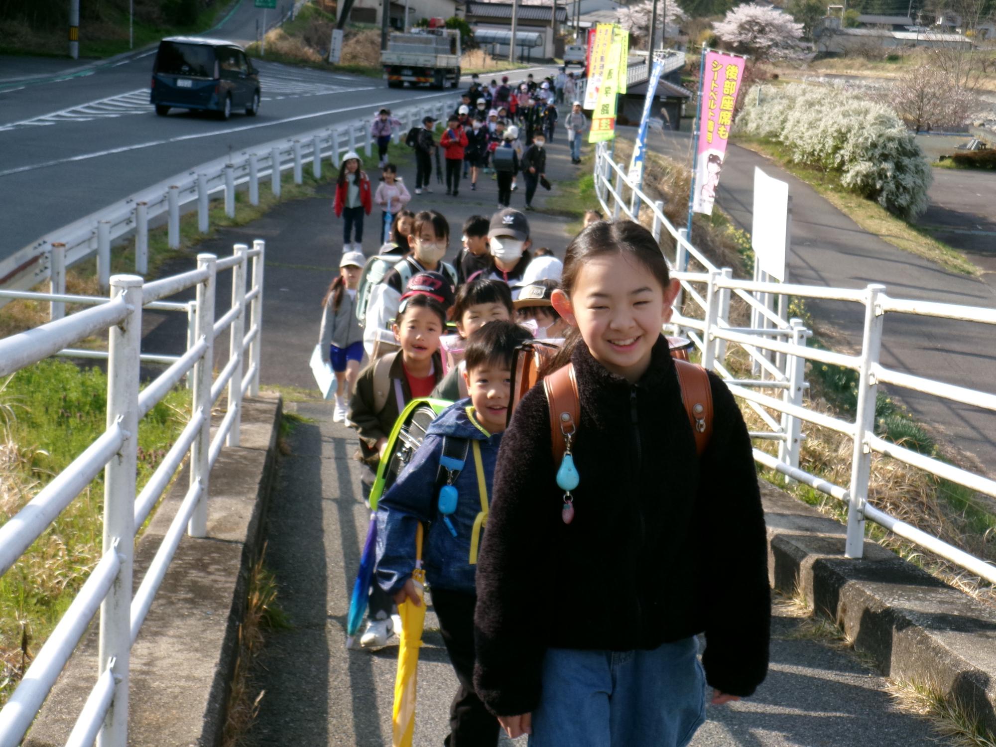 並んで登校