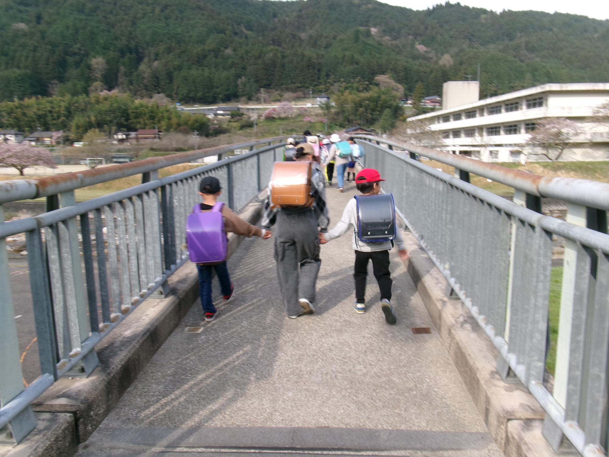 手つなぎで3人登校