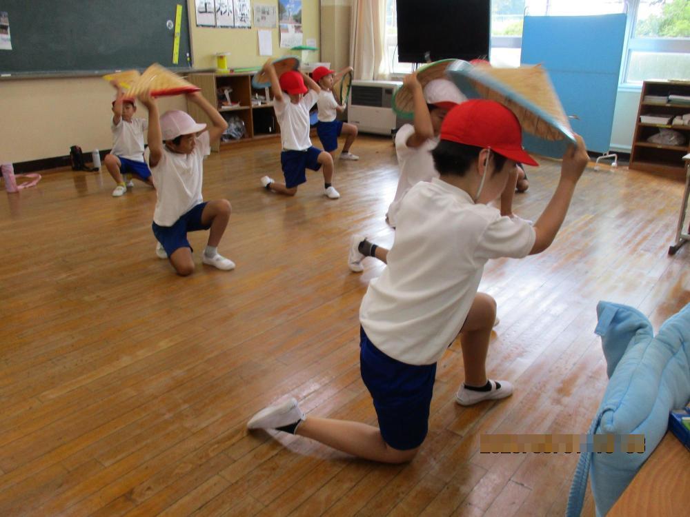 続き、花笠音頭の練習をしている様子