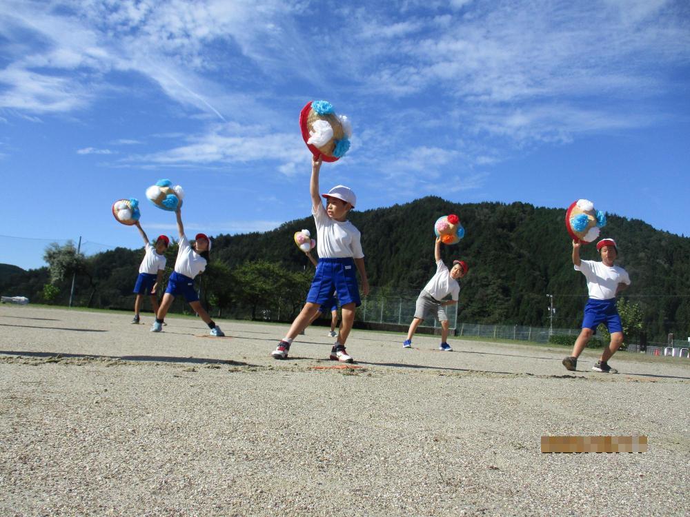 花笠音頭を踊る低学年の子たち