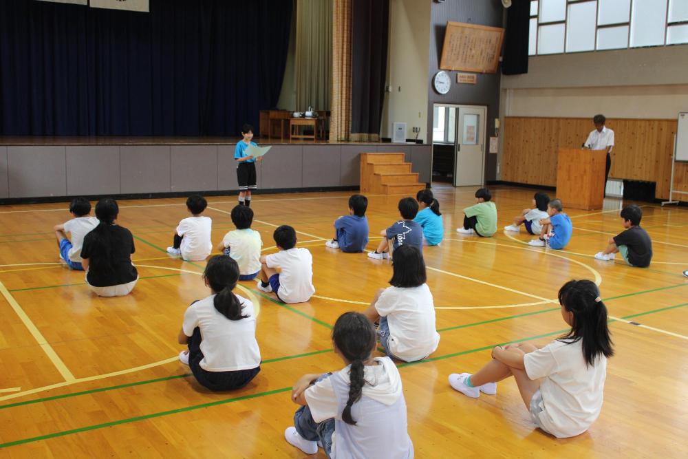 児童代表の話を全校が聞いている様子