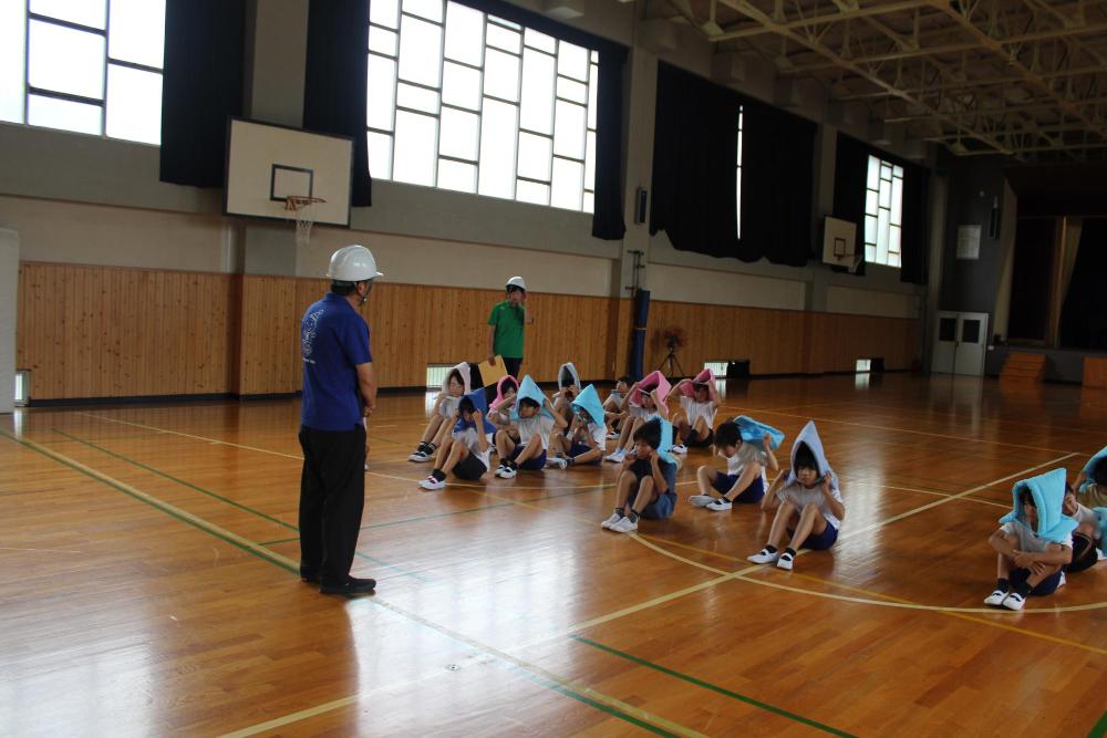 避難後、全体で整列しているところ