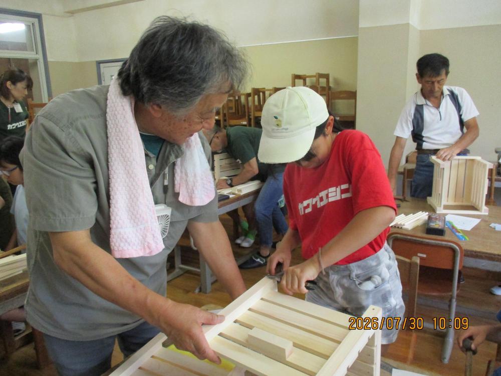 地域講師に教えていただきながら、作品を作っているところ