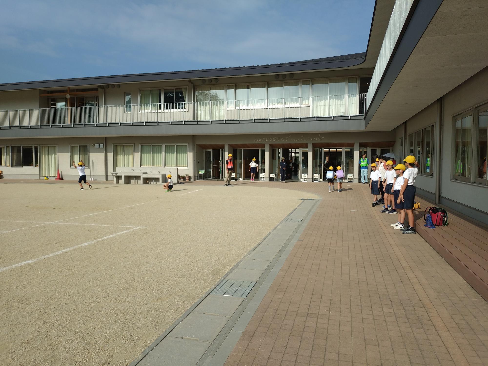 挨拶運動をする児童会の子達